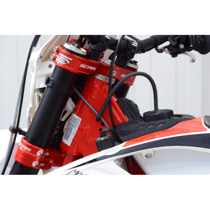 SCAR TRIPLE CLAMPS BETA 20MM OFFSET RED S7410