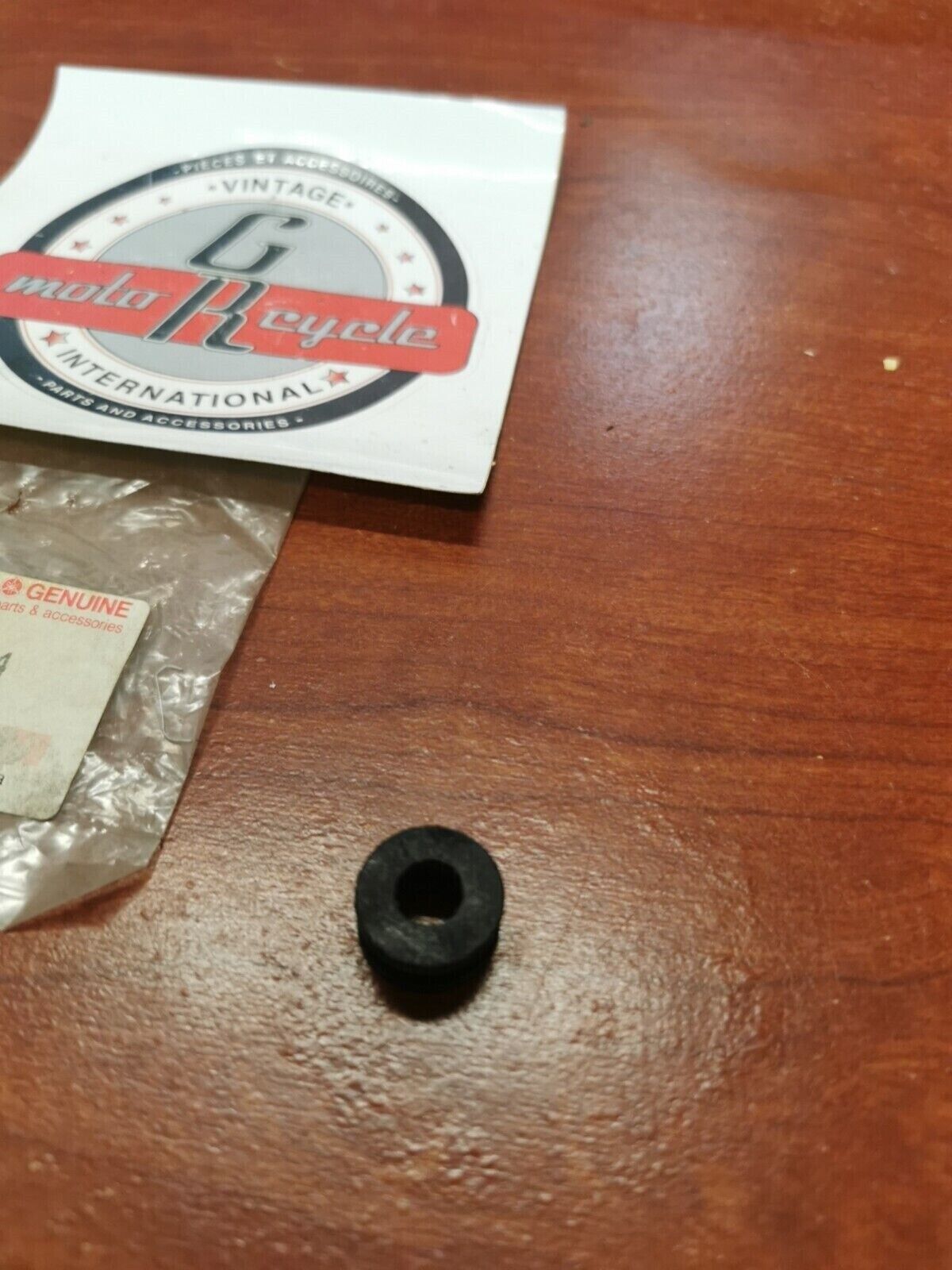 NOS YAMAHA VK540 MT07 YZFR1 GROMMET 90480-12314-00 SUB. 90480-12497-00 Y72
