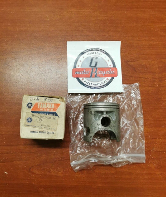 NOS Yamaha 1977 1978 IT250 PISTON STD 1W5-11631-00-96 Y91