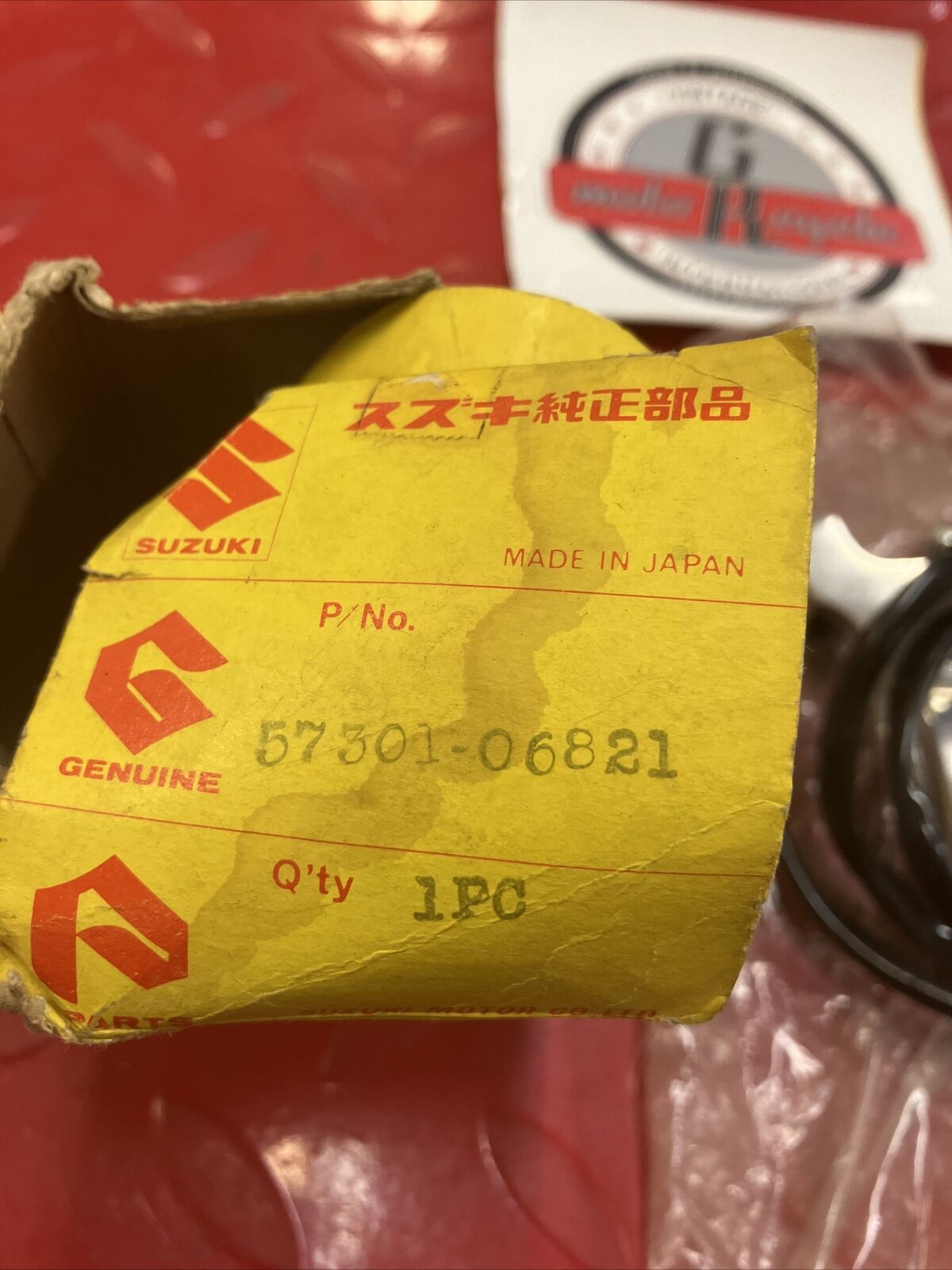 NOS Suzuki RIGHT HANDLE SWITCH UPPER COVER 57301-06821 573-2 S2