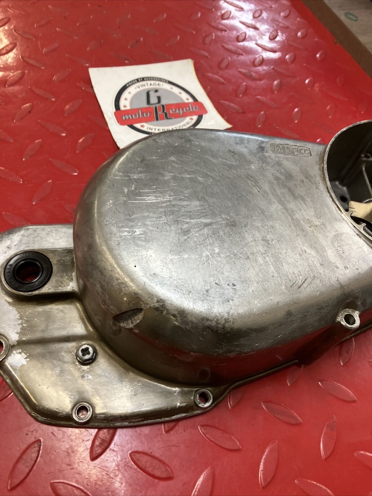 Suzuki GT380 right crankcase clutch cover U2