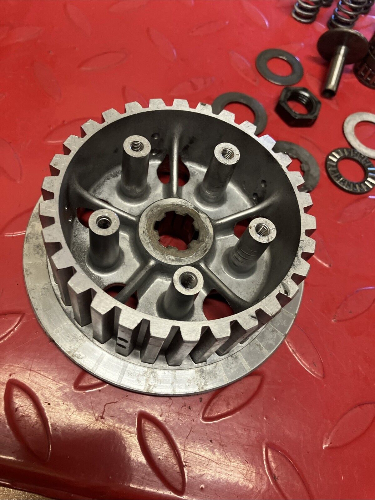 Suzuki RM125 1983 Clutch basket hub pressure plate assembly