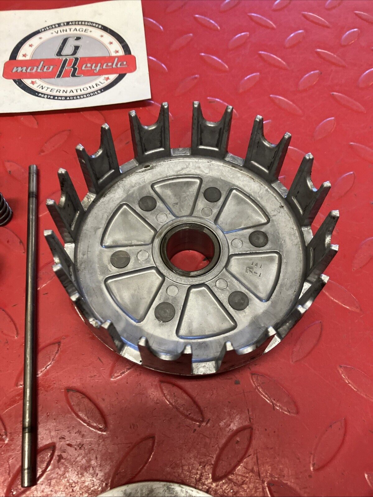 Suzuki RM125 1983 Clutch basket hub pressure plate assembly