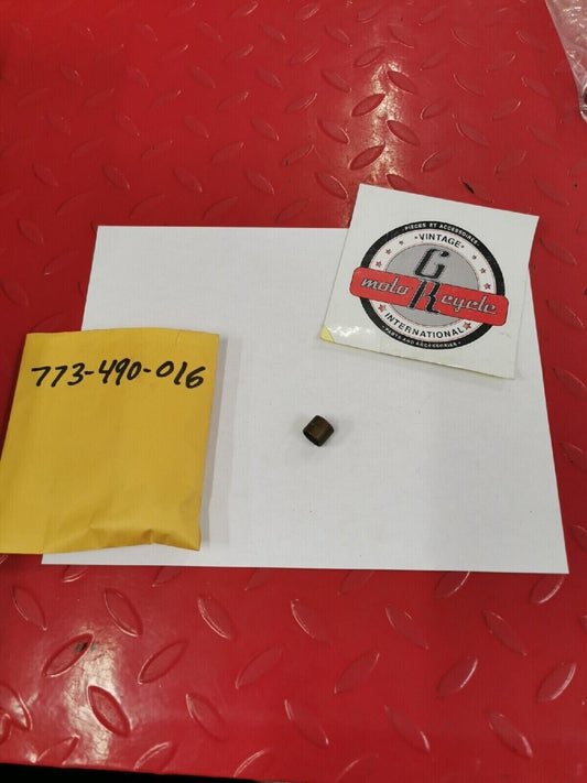 NOS PUCH BOMBARDIER MAXI  BUSHING COLLER SPACER 773-490-016  P3