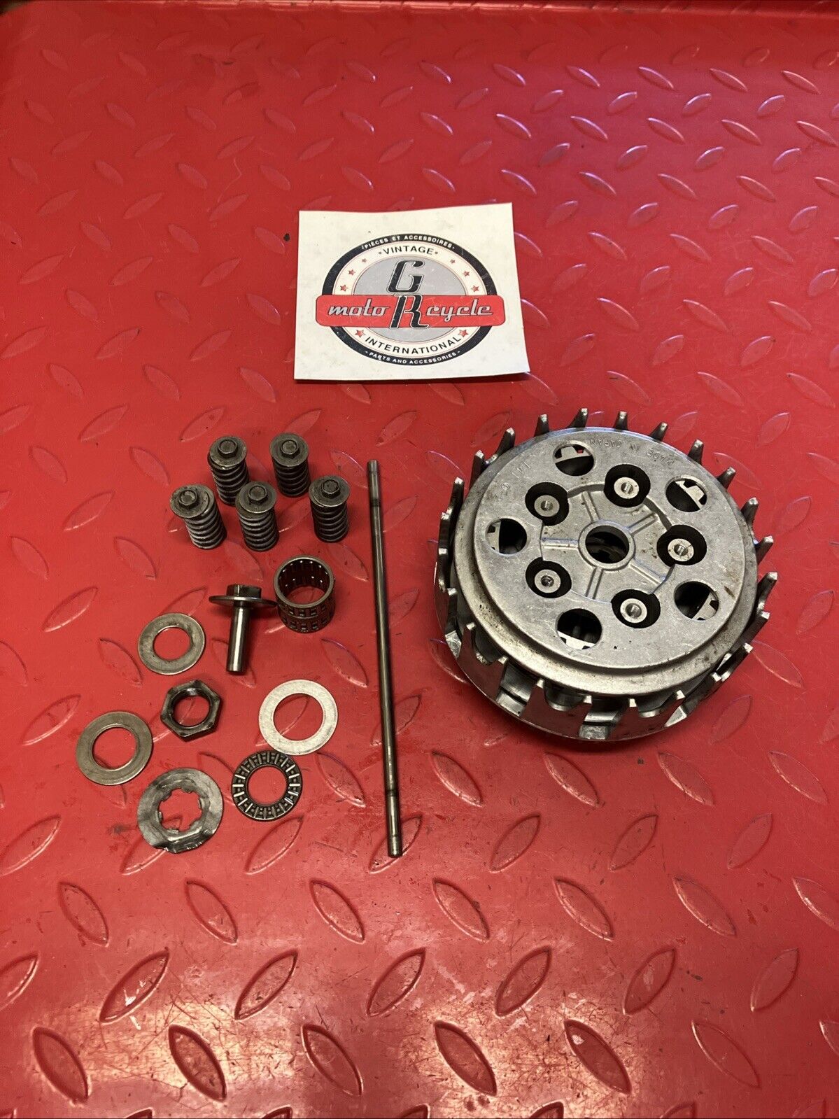 Suzuki RM125 1983 Clutch basket hub pressure plate assembly