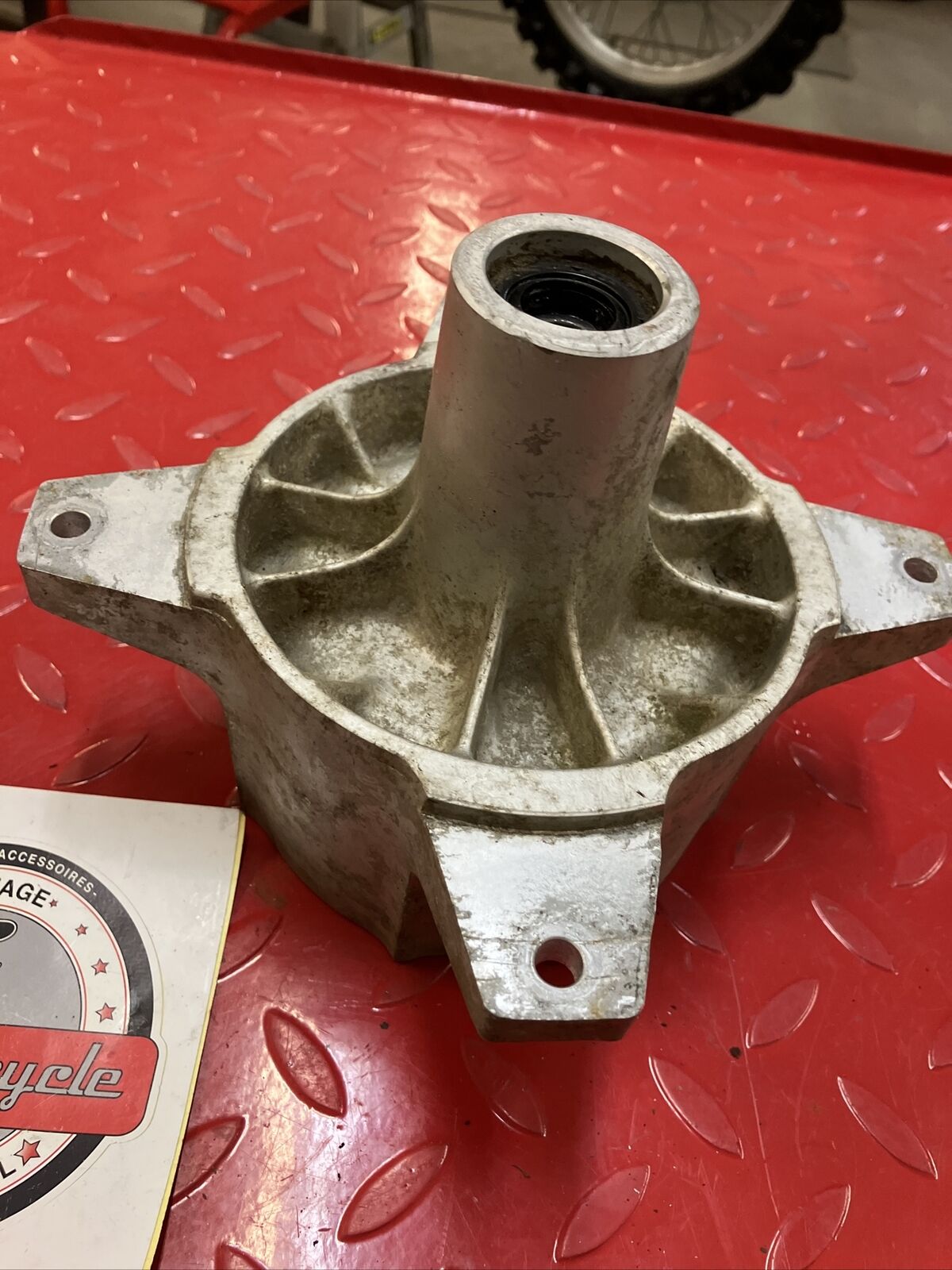 Suzuki RV90 1976 Front wheel hub 1973 - 1977 RV50 RV125