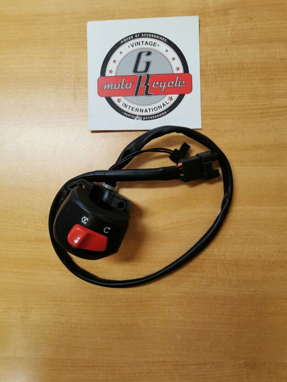 NOS SUZUKI GSXR600  GSXR750  GSXR1000 SV650  HANDLE SWITCH 37200-27E31 S9
