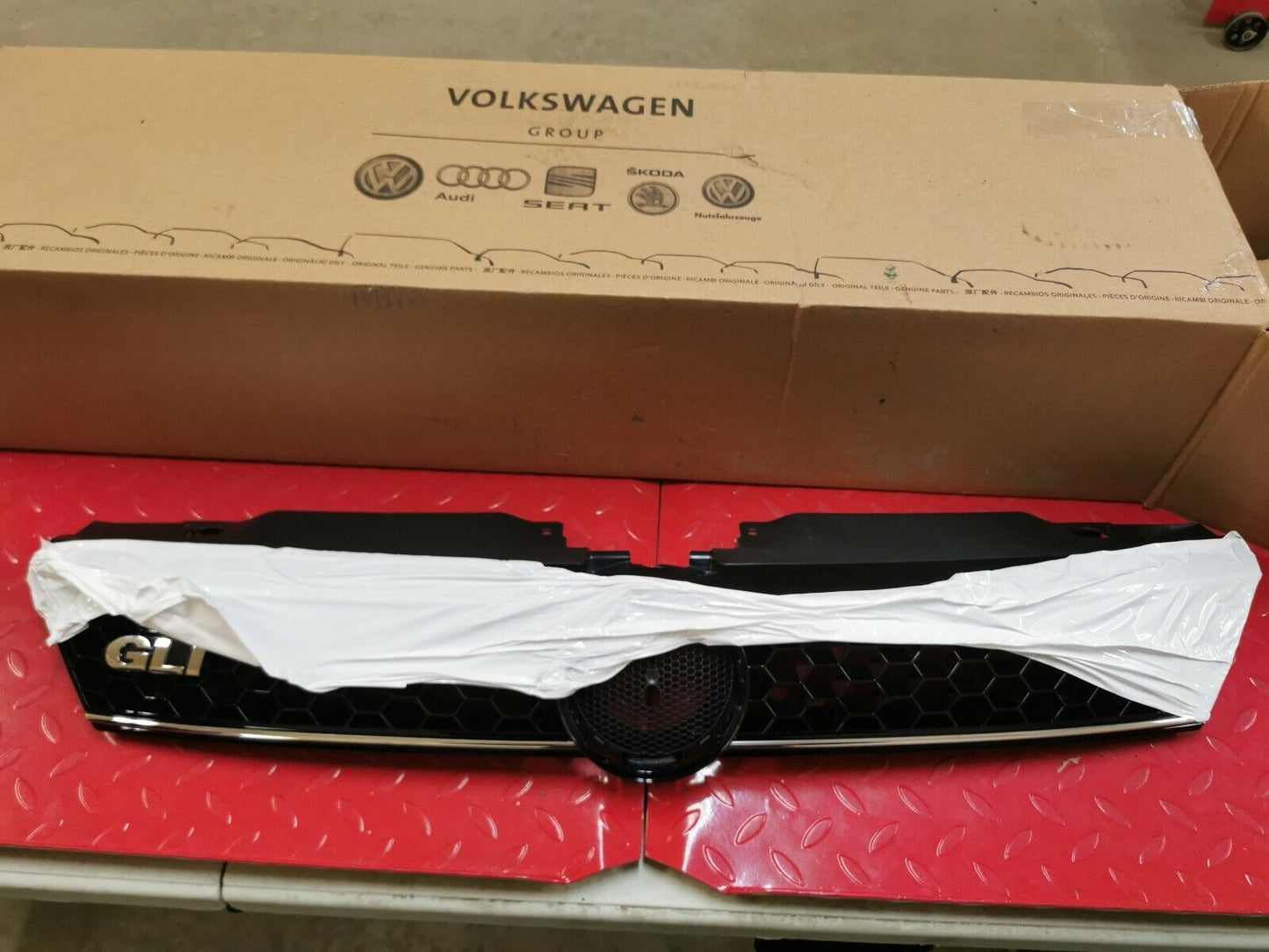 OEM Volkswagen Jetta GLI Front grille MK6 2011 - 2014 5c6 853 653 a 5c6853653a