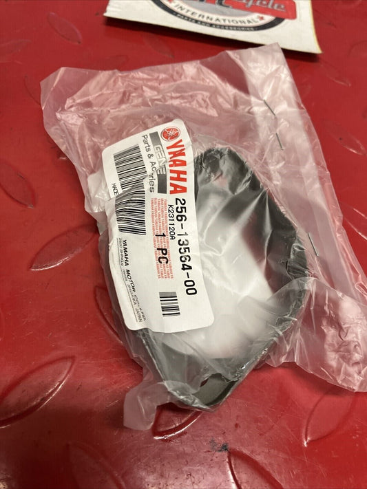 NEW NOS YAMAHA CARBURETOR JOINT COVER 256-13564-00-00 Y51