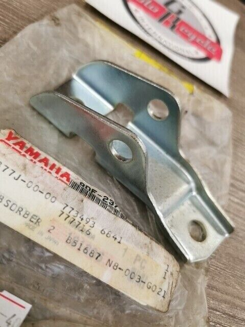 NOS YAMAHA SRX700 1998 - 2001 ABSORBER HOLDER 8DF-2377J-00-00 Y108