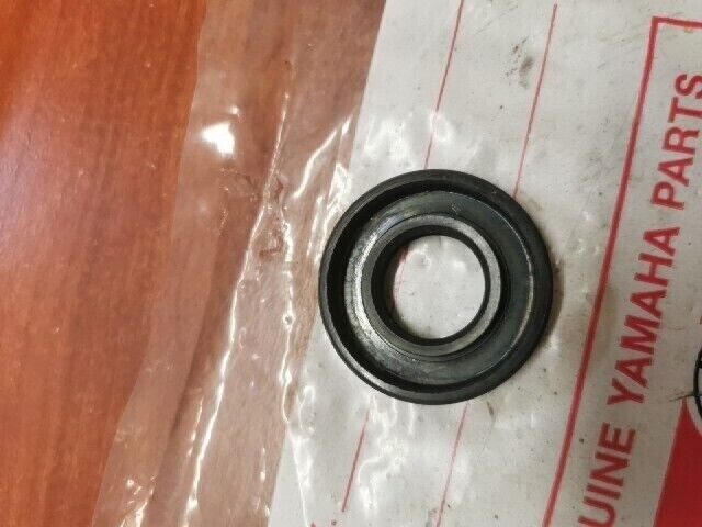 NOS Yamaha OIL SEAL (18X37X8) 93102-18008-00 Y166