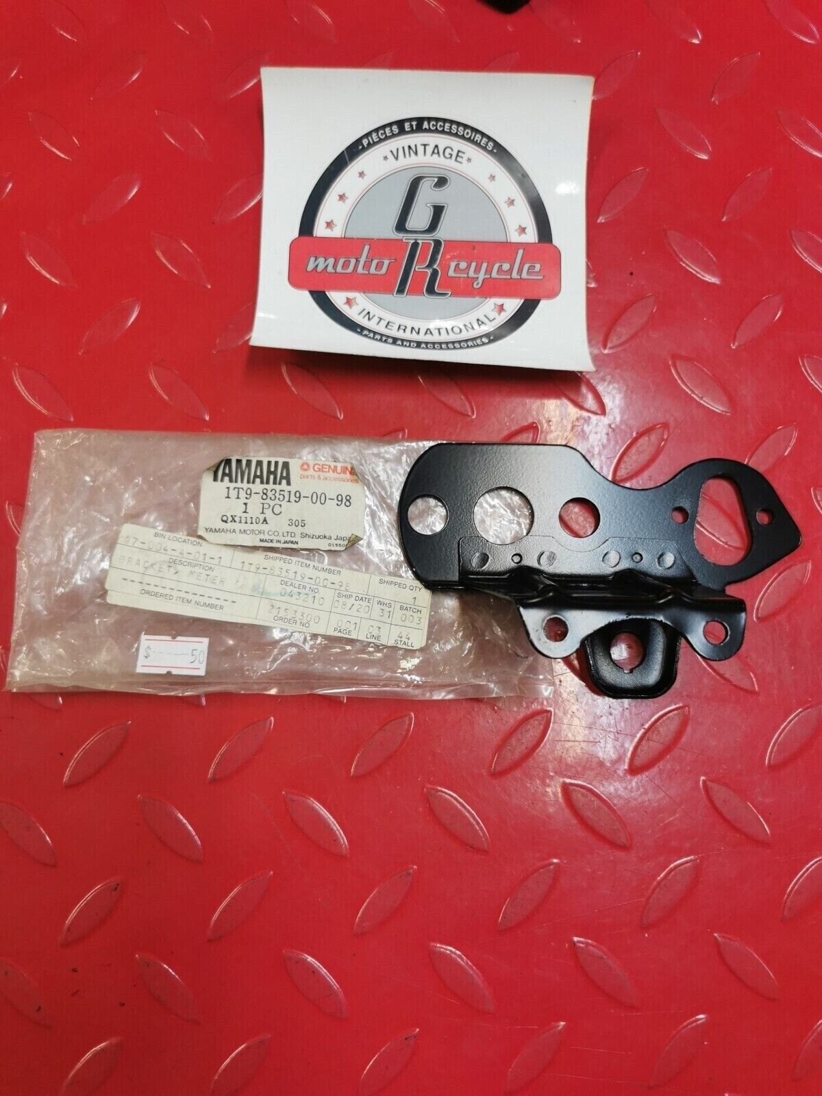 NOS YAMAHA DT100 1977 - 1983 BRACKET METER 1T9-83519-00-98 Y29