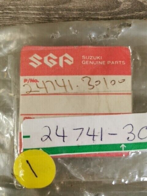 NOS SUZUKI TM250 1973 - 1975 TS250 PLATE COUNTERSHAFT BEARING 24741-30100 S52