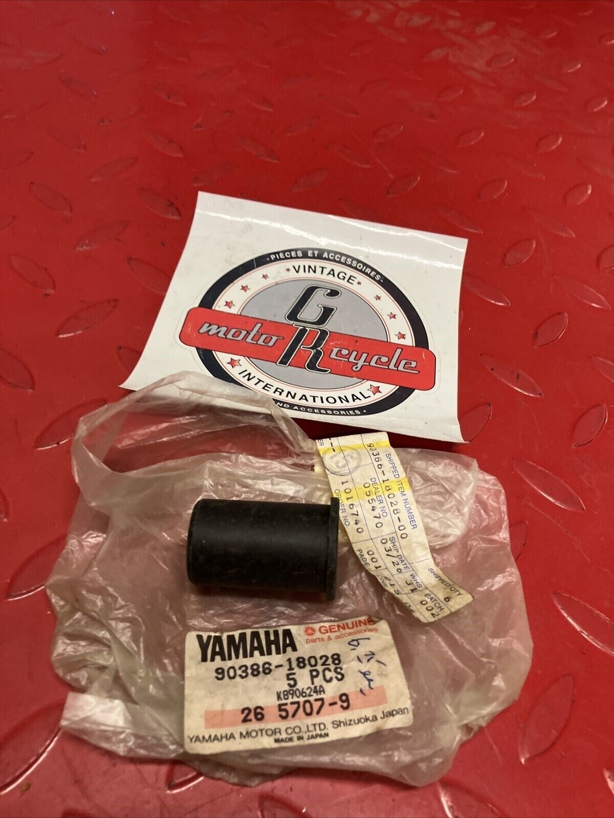 NEW NOS YAMAHA BUSHING 90386-18028-00 Y67