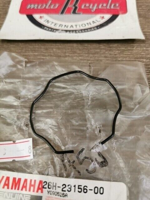 NOS YAMAHA DT125 DT125E 1989 - 1992 CLIP OIL SEAL  26H-23156-00-00 Y104