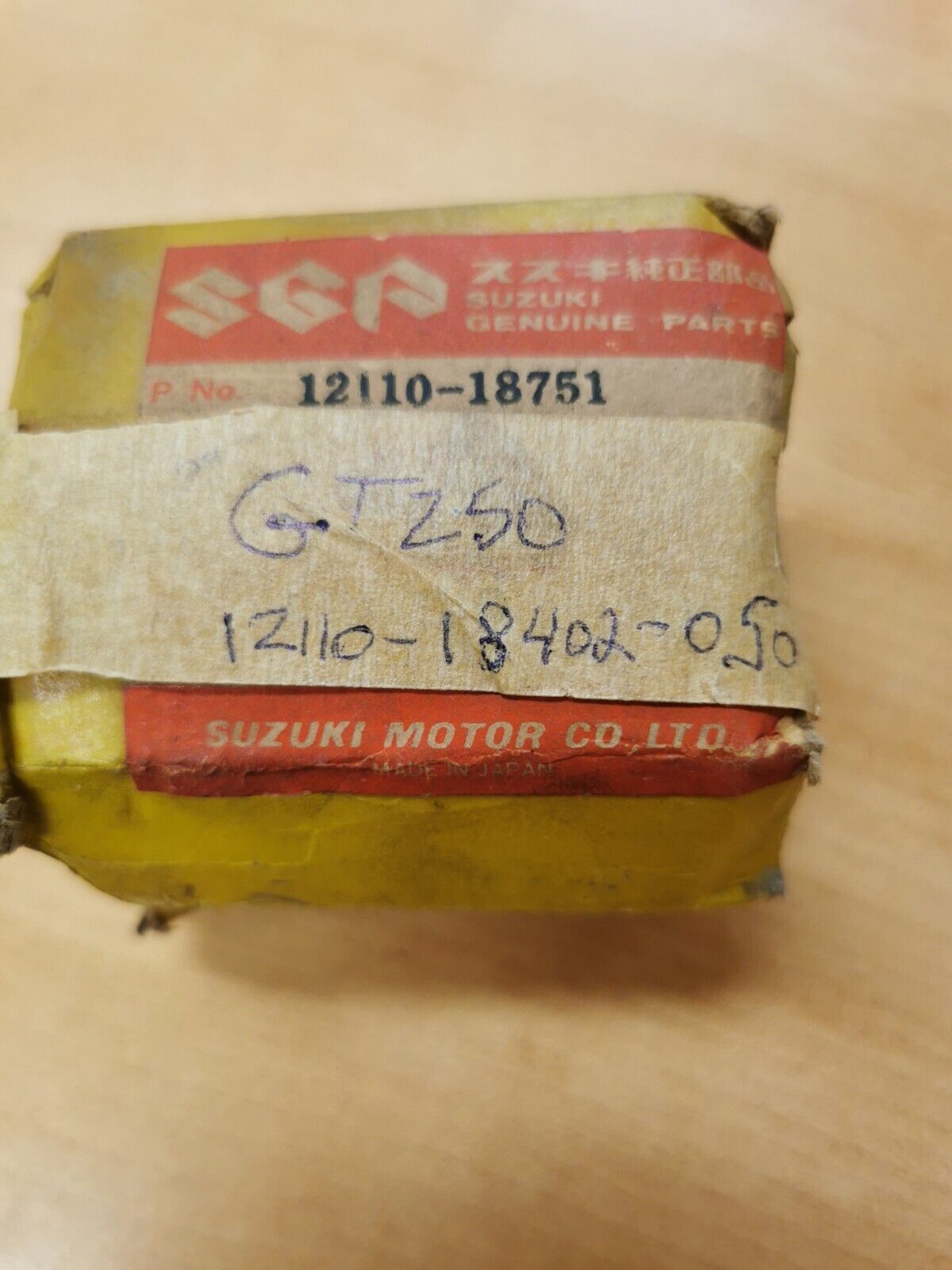 NOS SUZUKI GT250 PISTON  0.5    12110-18402-050  12110-18751  S8
