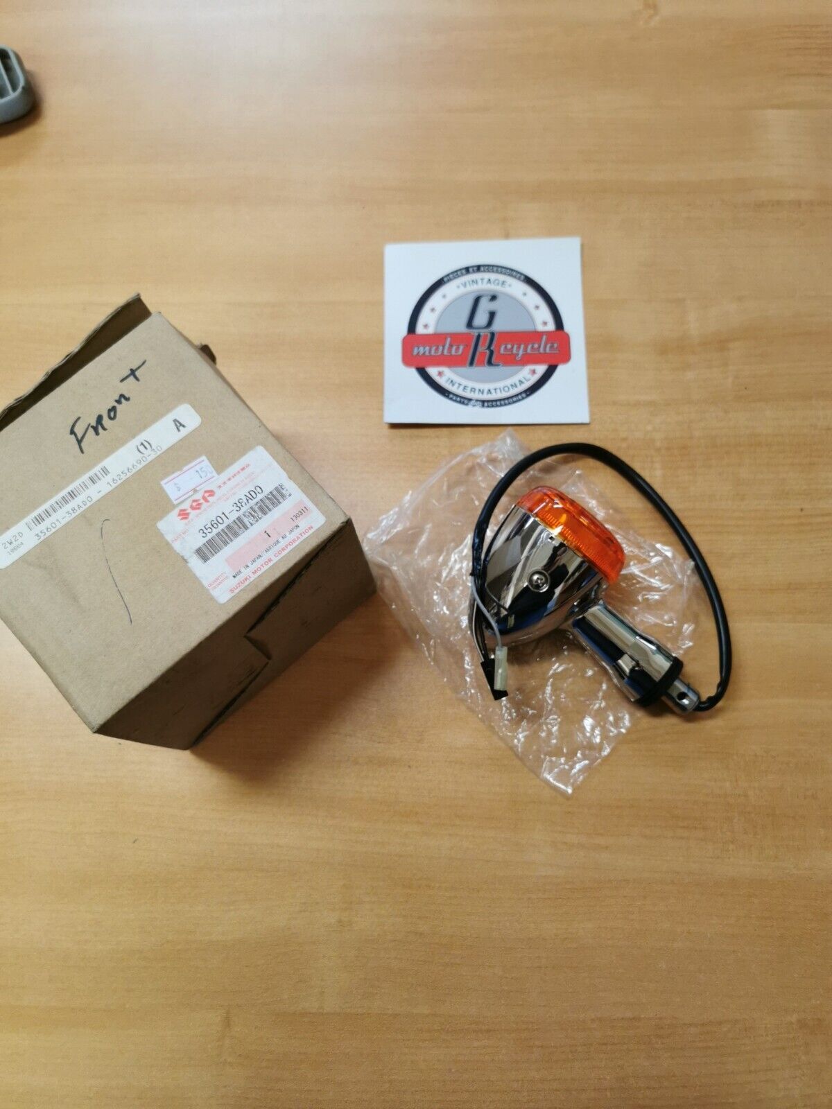 NOS SUZUKI S40 VS1400 S83 LS650 C90 VL1500   TURN SIGNAL FRONT  35601-38AD0 S9