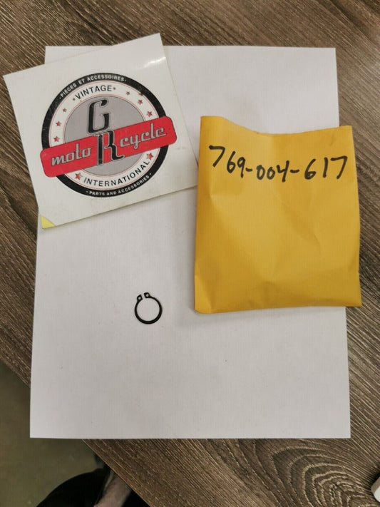 NOS PUCH BOMBARDIER MAXI  CIRCLIP 769-004-617   P3