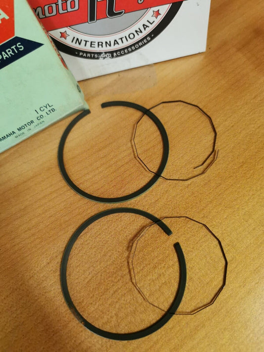 NOS YAMAHA R5 1970 - 1972 PISTON RING SET STD 278-11610-01-00 Y48