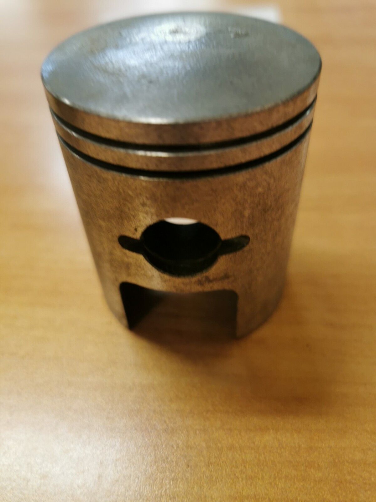 NOS SUZUKI GT250 PISTON  0.5    12110-18402-050  12110-18751  S8