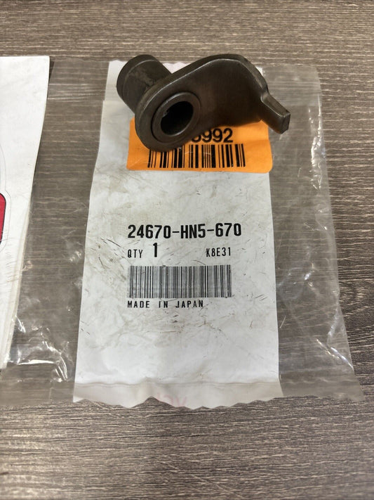NOS Honda TRX350F TRX350T SUB GEARSHIFT SPINDLE ARM 24670-HN5-670 H139