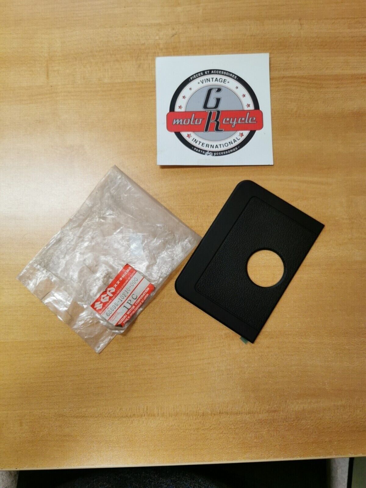 NOS SUZUKI VL1500 1989 - 1995 EMBLEM FUEL LID 68898-10F10 -000 S6