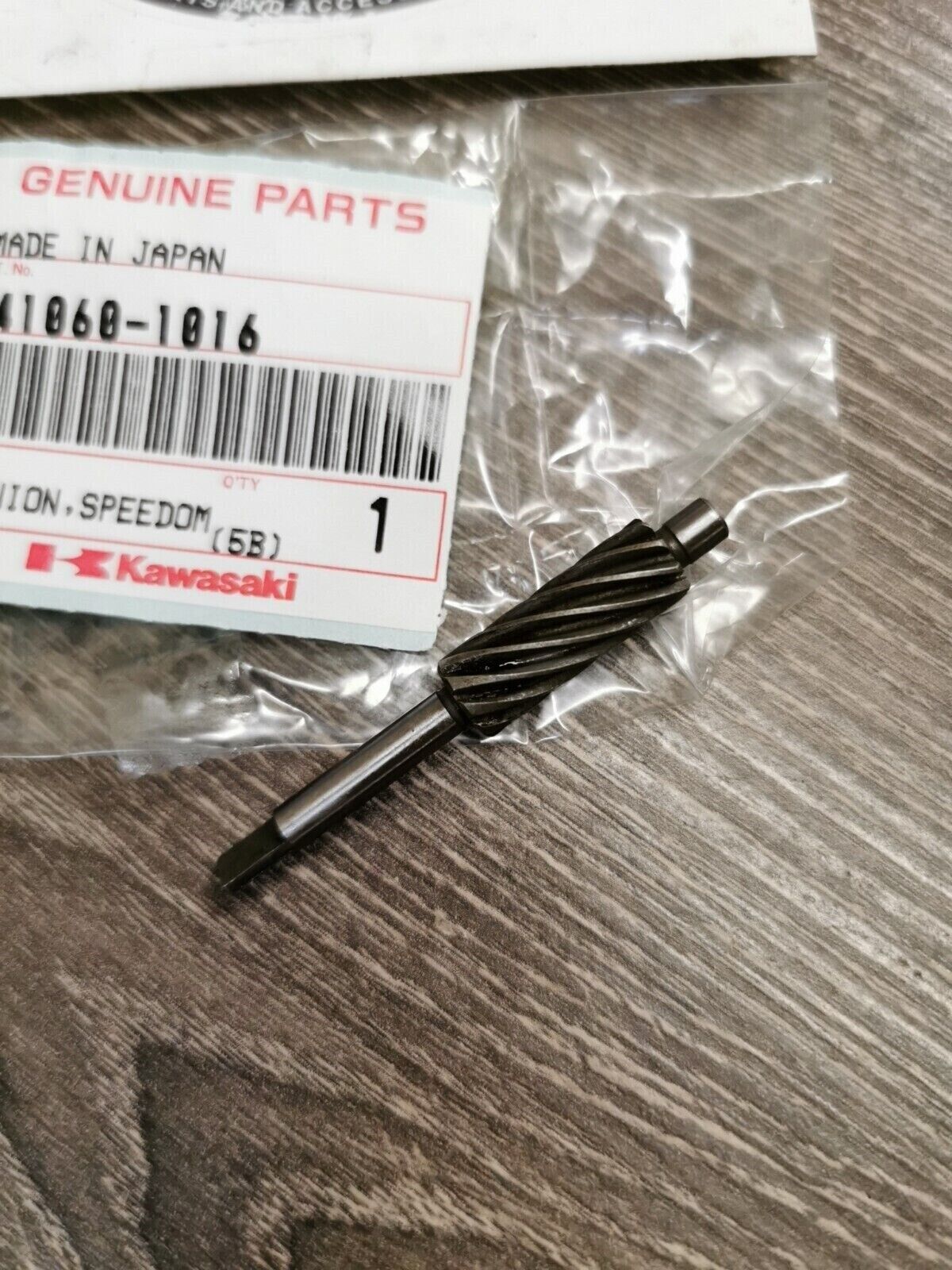 NOS KAWASAKI ZX550 GPZ750 ZG1000 1982 - 2004 PINION SPEEDOMETER 41060-1016 K30