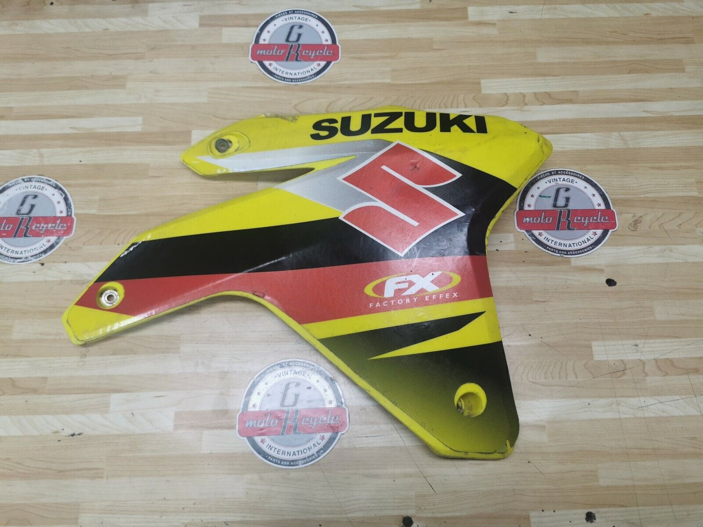 Suzuki RMZ450 2006 right radiator shroud fuel tank cover