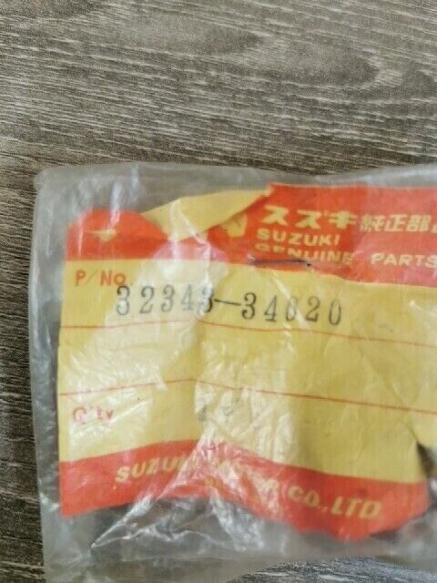 NOS SUZUKI GT550 1972 - 1977 CONDENSER RIGHT 32343-34020 S42