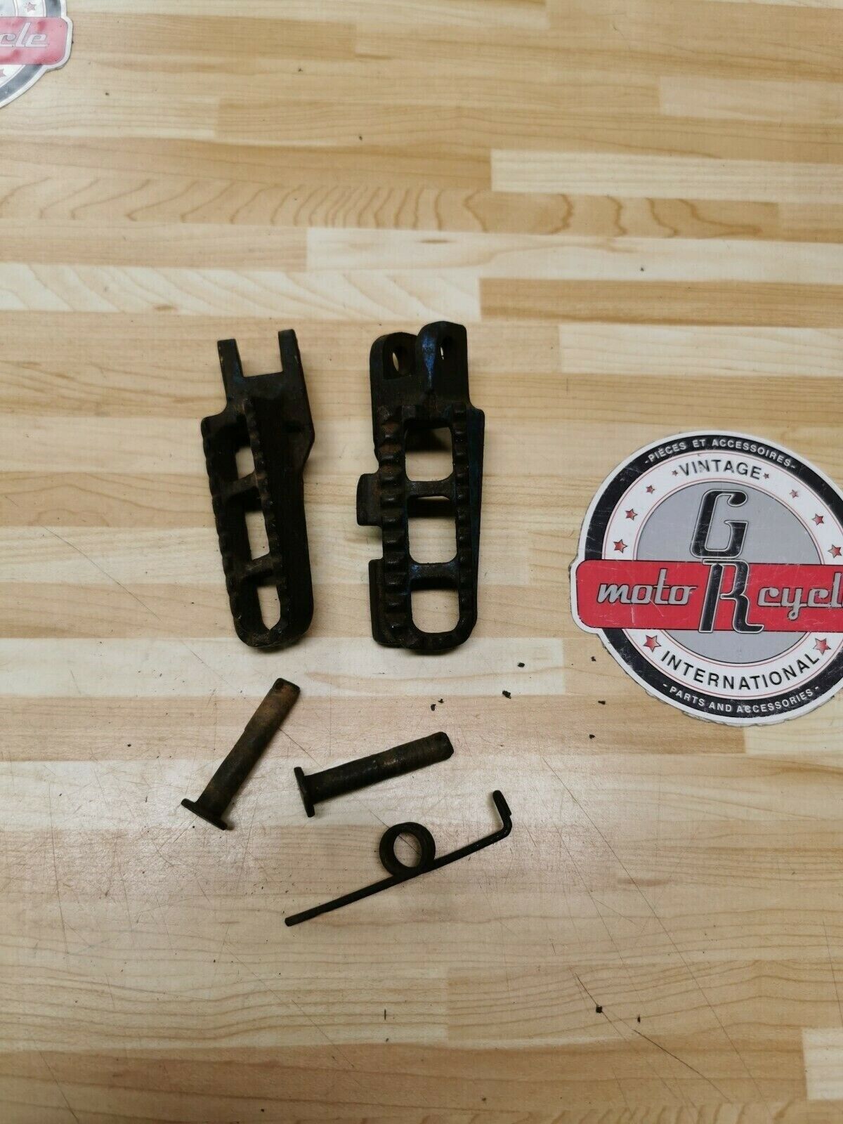 Suzuki RM125 1986 footpeg footrest foot peg rest step left right 43551-37202-019