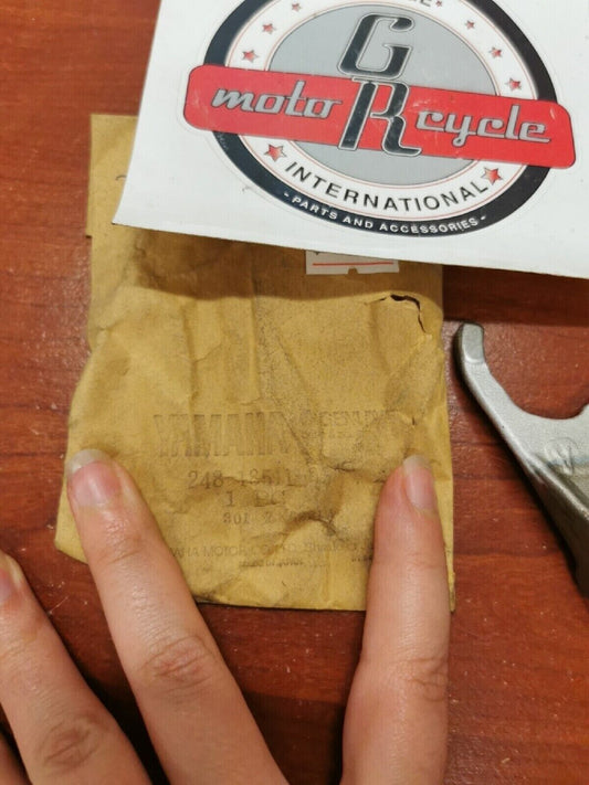 NOS Yamaha SHIFT FORK 1 248-18511-02-00 SUB. 463-18511-00-00 Y71