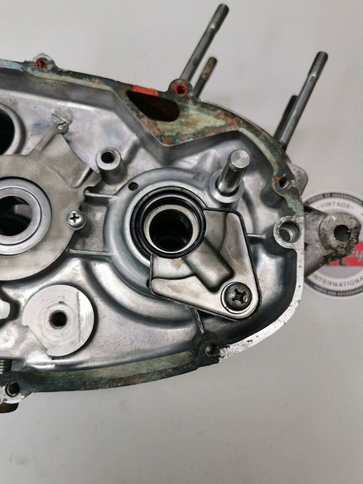 Yamaha DT100 1976 crankcase crank case left right 437-15111-03-00