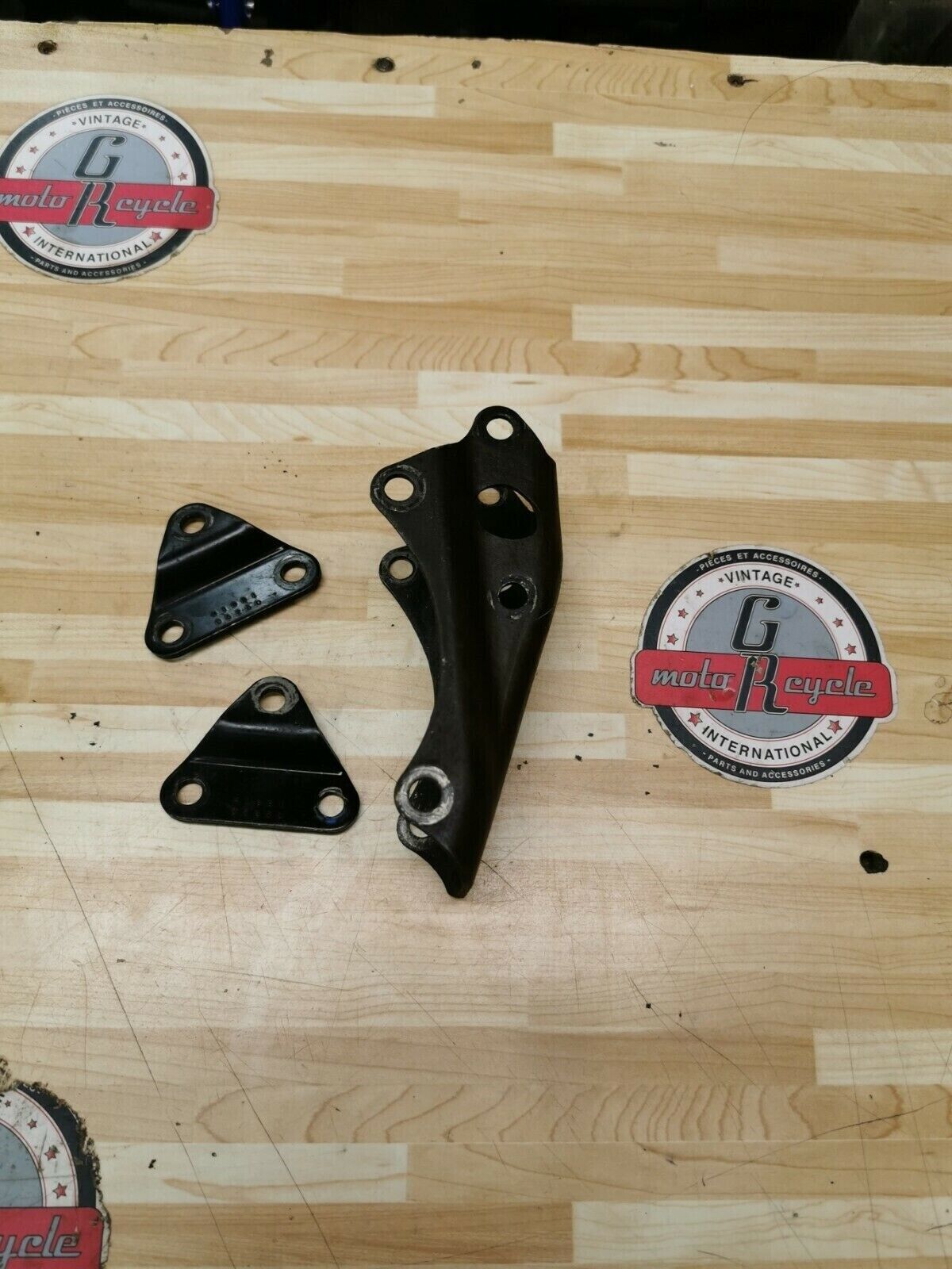 Suzuki DR100 1985 engine motor mounting mount plate hanger bracket 41991-05250