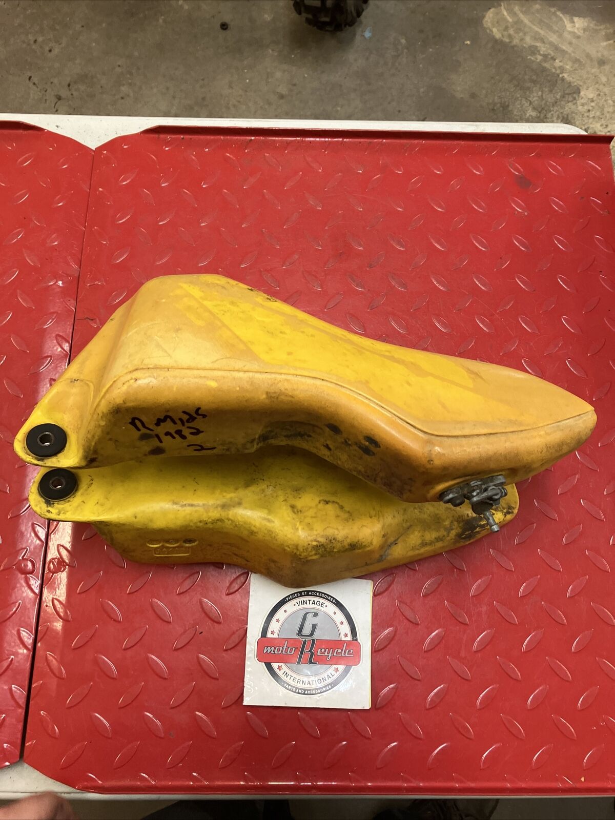 Suzuki RM125 1982 fuel tank gas petrol reservoir 1981 1983 2