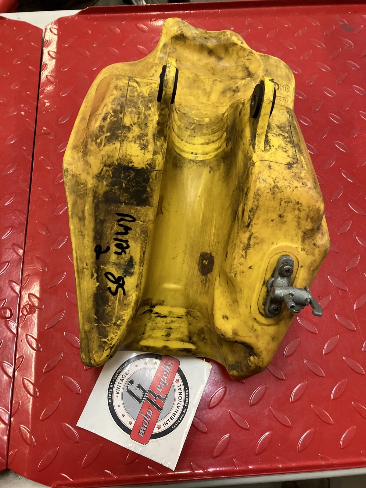 Suzuki RM125 1985 fuel tank gas petrol reservoir 1984 1986 2