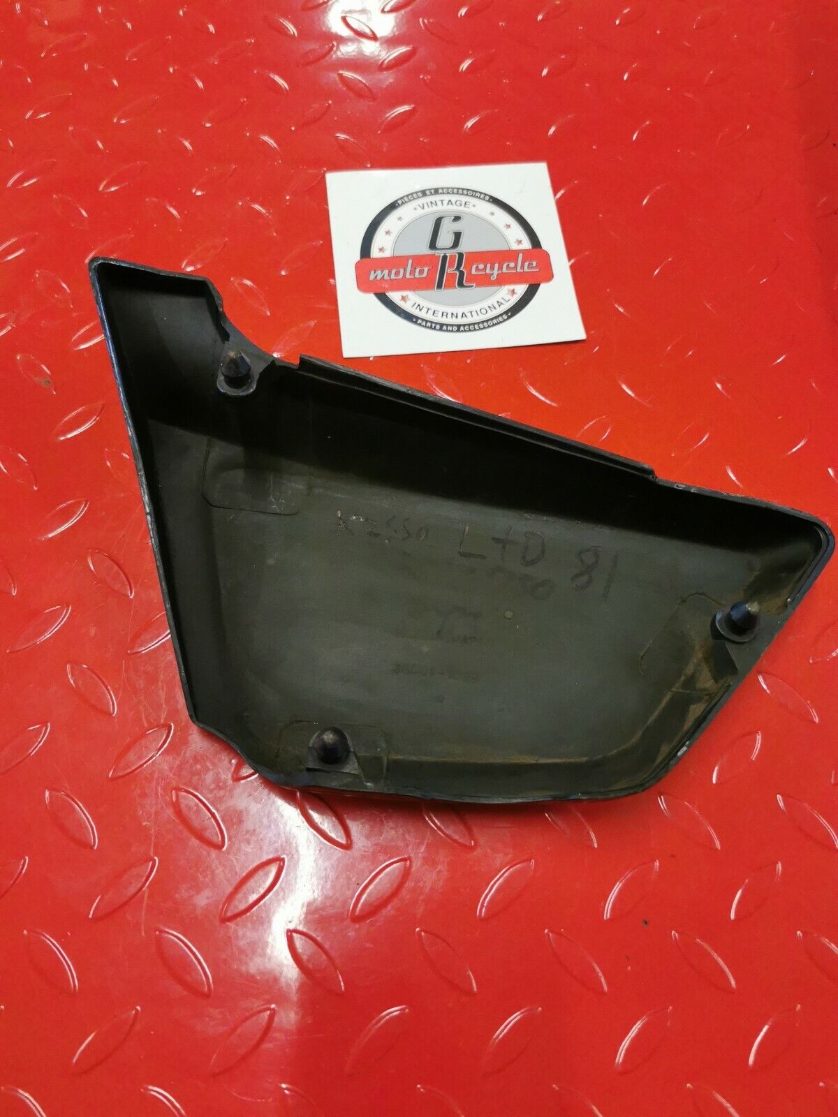 Kawasaki KZ550 LTD 1981 right side cover panel fairing