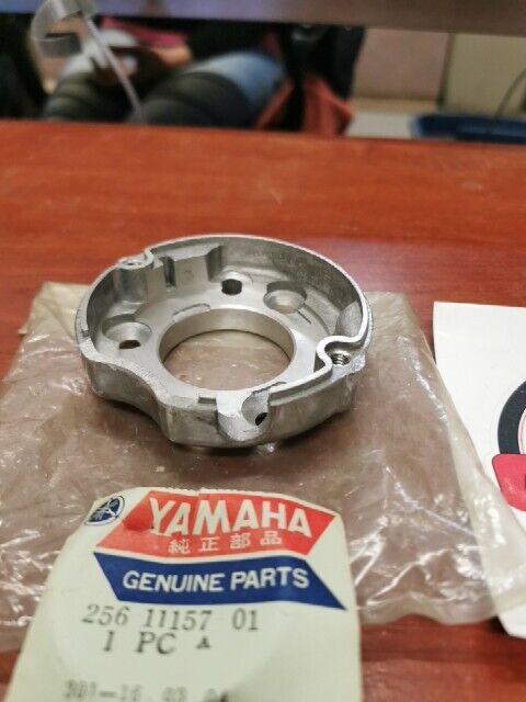 NOS Yamaha BREAKER COVER 256-11157-01-00 SUB 256-11157-00-00 256-11157-02-0 Y116