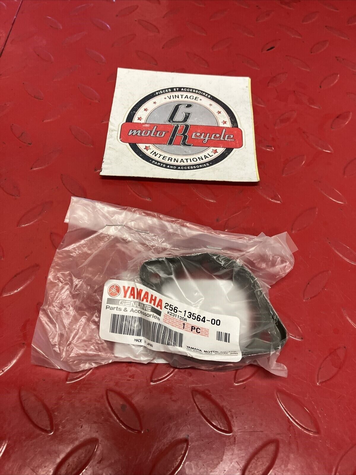 NEW NOS YAMAHA CARBURETOR JOINT COVER 256-13564-00-00 Y51