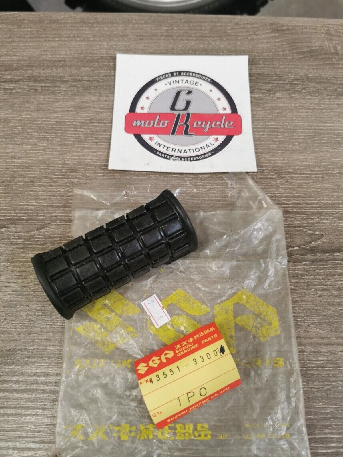 NOS SUZUKI GT380 RUBBER FRONT FOOTREST RH 43551-33001  S23