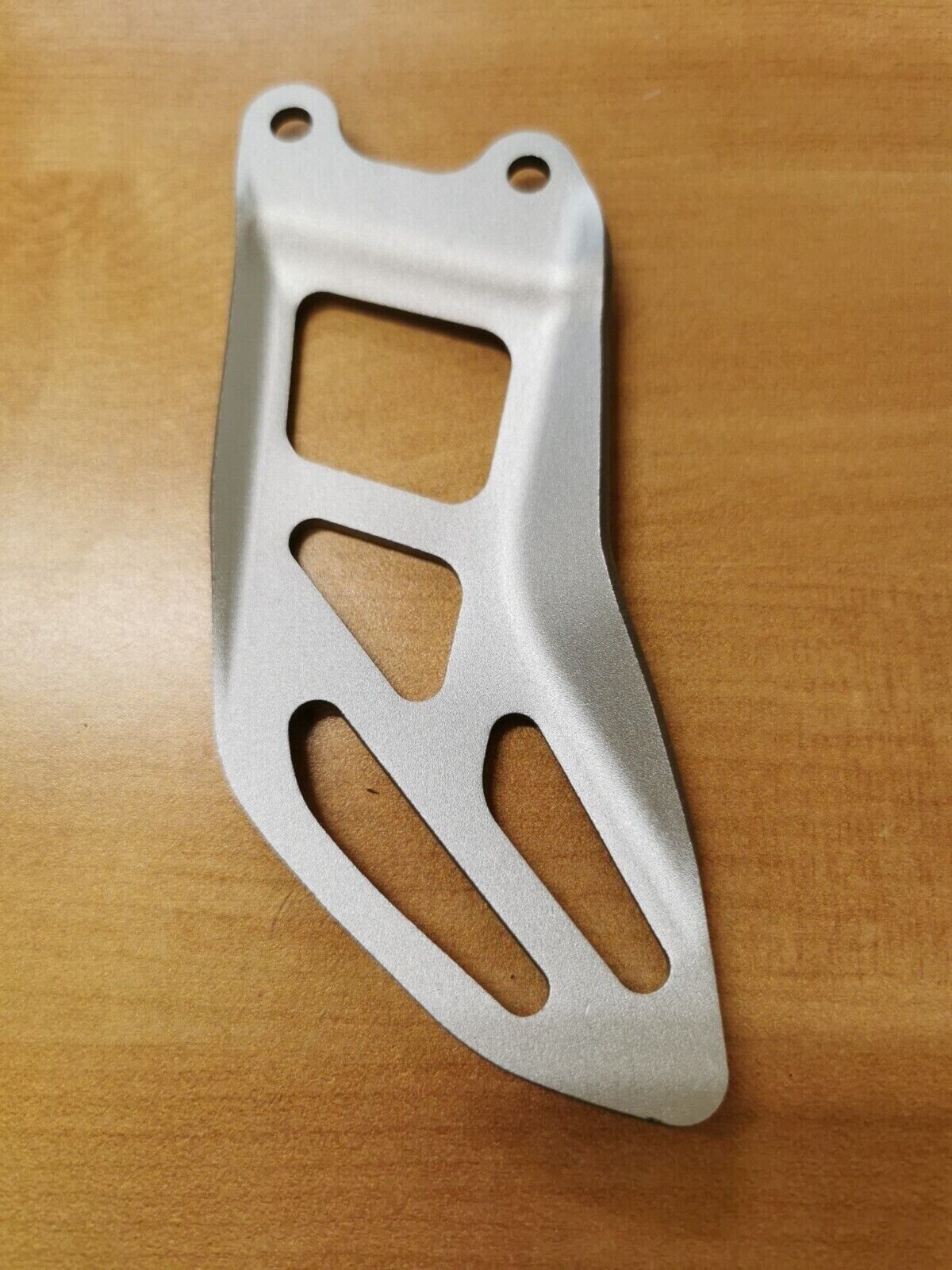NOS SUZUKI GSXR1000  LEFT HAND FOOTREST GUARD 43576-47H00  S9