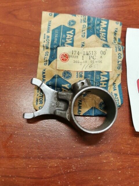 NOS Yamaha CS3 CS5 RD200 YCS1 SHIFT FORK 174-18513-00-00 SUB 174-18513-01-0 Y116