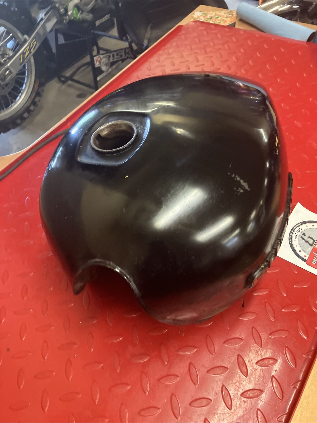 Suzuki GS750T 1982 Fuel tank gas petrol reservoir 2
