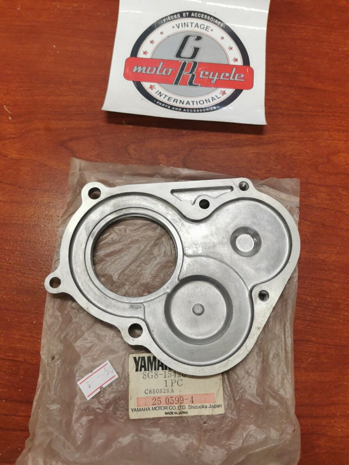 NOS Yamaha ET340 EC340 ET300 OIL PUMP GEAR OUTER COVER 8G8-15426-00-00 Y87