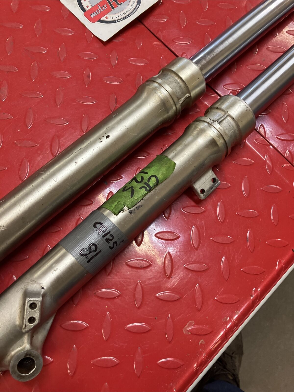 Honda CR125R 1981 left right front forks