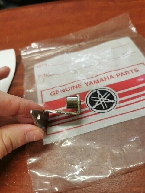 NOS Yamaha RIGHT THROTTLE BRACKET 256-14927-00-00 SUB 341-14927-00-00 Y154