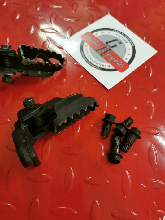 Yamaha IT175 1981 footpeg footrest foot peg rest step bracket 3R6-27422-10-00