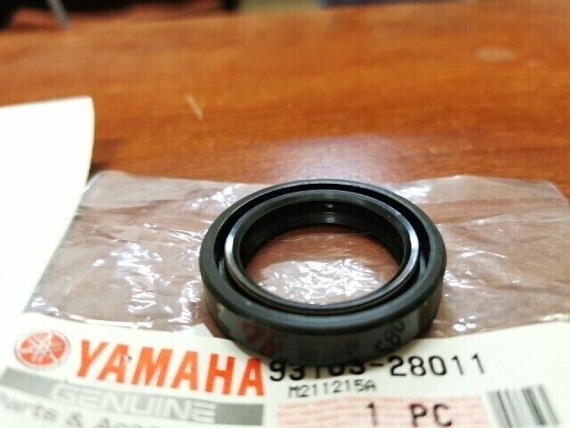 NEW NOS Yamaha DT50 DT80 DT100 DT125 DT175 SW-TYPE OIL SEAL 93103-28011-00 Y107