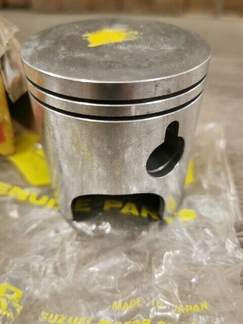 NOS SUZUKI GT750 1972 - 1975 PISTON STD 12110-31001 S51