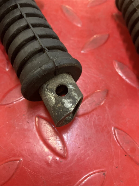 Yamaha RD400 1977 rear footrest footpeg foot peg rest step set 1976