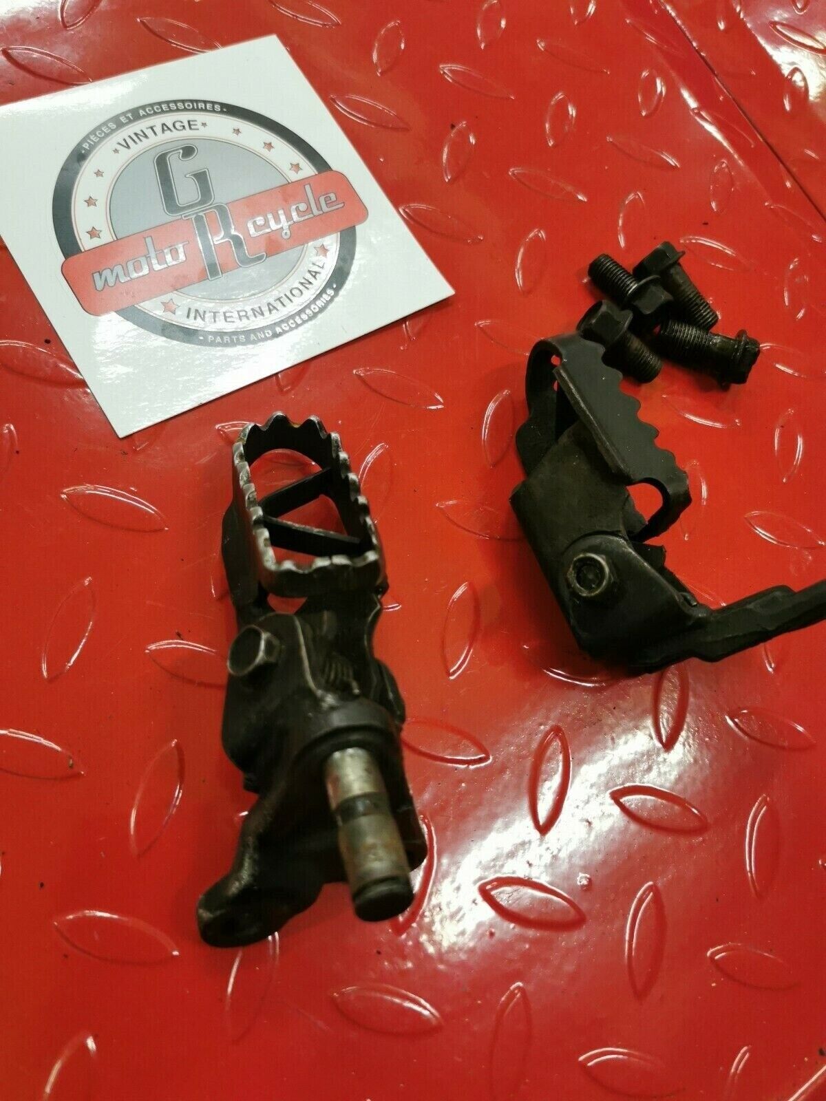 Yamaha IT175 1981 footpeg footrest foot peg rest step bracket 3R6-27422-10-00